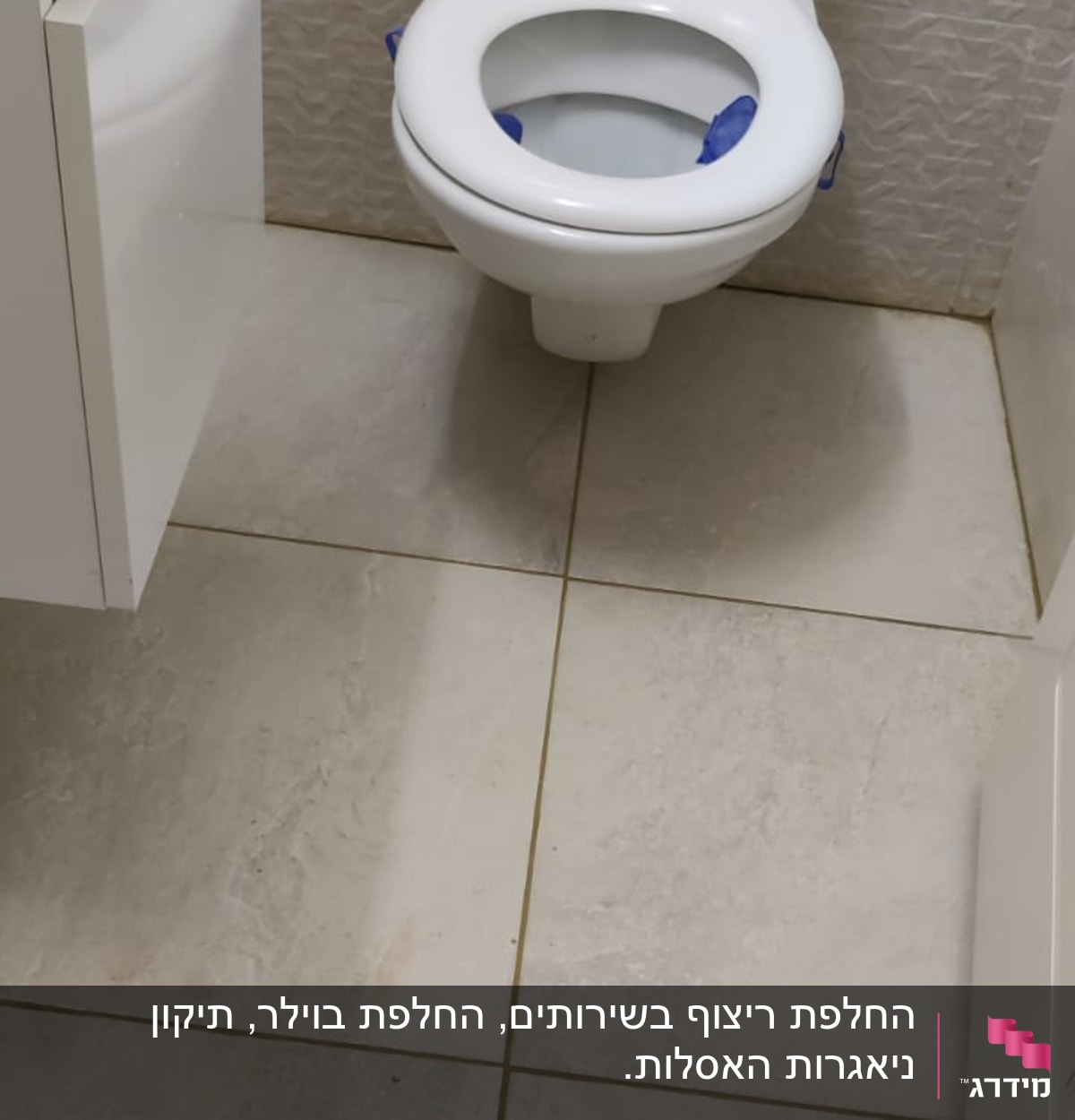 אסלה עם מכסה פתוח בחדר אמבטיה